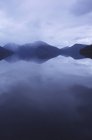 Nebbia sull'acqua di Haida Gwaii, Darwin Sound, Columbia Britannica, Canada . — Foto stock