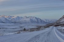 Neve coperto Dempster Highway attraverso Blackstone Valley in Yukon, Canada . — Foto stock
