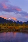 Mount Rundle e Vermilion Lake ao nascer do sol sob o céu dramático, Banff National Park, Alberta, Canadá — Fotografia de Stock
