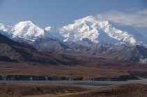 Mont McKinley enneigé dans la chaîne Alaska depuis le col Thoroughfare, parc national Denali, Alaska . — Photo de stock