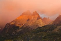 Сцена восхода солнца в Куэрнос-дель-Пайне, Национальный парк Торрес-дель-Пайне, Патагония, Чили — стоковое фото