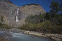 Takakkaw водоспад з веселки на скелі в його Національний парк, Британська Колумбія, Канада. — стокове фото