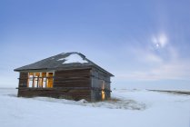 Verlassenes Haus in verschneiter Landschaft in der Nähe von Alberta, Kanada — Stockfoto
