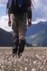 Rückansicht eines Mannes, der entlang des Waldflusses in der Nähe des Hamber Provinzparks wandert, britische Kolumbia, Kanada. — Stockfoto