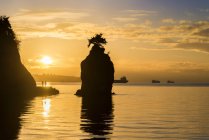 Voie maritime de Siwash Rock et Stanley Park avec des navires au coucher du soleil, Vancouver, Colombie-Britannique, Canada — Photo de stock