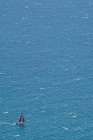 Luftaufnahme einer kleinen Jacht, die im offenen Ozean segelt. — Stockfoto