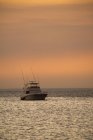 Barco de pesca no mar ao pôr do sol por Playas del Coco, Costa Rica . — Fotografia de Stock