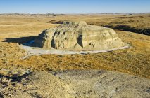 Vue aérienne de la colline et du paysage sous le ciel bleu, parc national des Prairies — Photo de stock