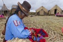 Місцеві жінка crafting в селі рід острові Урос, озеро Тітікака, Перу — стокове фото
