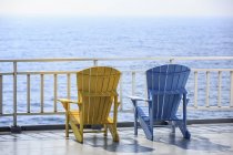 Красочные стулья патио с видом на Грузинский залив на причале на озере Гурон, Онтарио, Канада — стоковое фото