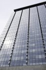 Filas de ventanas abiertas en la torre de oficinas de Manitoba Hydro en Winnipeg, Manitoba, Canadá
. - foto de stock