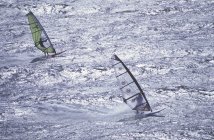 Vista de alto ângulo de dois windsurfistas masculinos contra a água, Victoria, Vancouver Island, British Columbia, Canadá . — Fotografia de Stock
