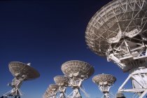 Широкий спектр супутникових антен проти синього неба в Нью-Мексико, США. — стокове фото