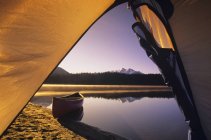 Canoa e tenda, Bowron Lake Provincial Park, Columbia Britannica, Canada
. — Foto stock