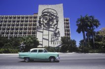 Ministerio del Interior con somiglianza di Che Guevera e vecchia macchina su strada, L'Avana, Cuba — Foto stock
