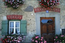 Blumenkästen am Fenster im traditionellen Haus, Bayern, Deutschland — Stockfoto