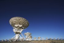 Gran variedad de antenas parabólicas contra el cielo azul en Nuevo México, EE.UU.
. - foto de stock