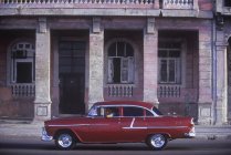 Auto d'epoca di fronte al vecchio edificio su Malecon, Barrio Chino, L'Avana, Cuba . — Foto stock
