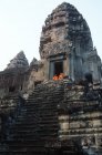 Monaci buddisti seduti al tempio, Angkor Wat, Siem Reap, Cambogia, Sud Est asiatico — Foto stock