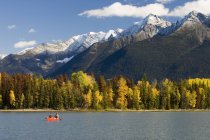 Man and woman canoeing at Bowron Lake Provincial Park, British Columbia, Canada. — Stock Photo