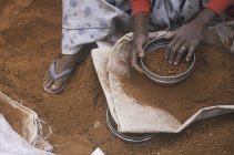Женщина просеивает почву для строительства кладки, Янтарь, Джайпур, Раджастан, Индия — стоковое фото