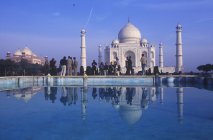 Taj Mahal com reflexão na água do lago, Agra, Uttar Pradesh, Índia — Fotografia de Stock