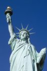 Vista ad angolo basso della Statua della Libertà dettaglio della testa contro il cielo blu a New York, Stati Uniti — Foto stock