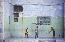 Garçons locaux jouant avec la balle dans une zone en béton près de Malecon à La Havane, Cuba — Photo de stock