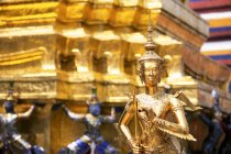Estatuas decorativas del templo de Wat Pra Keo en Bangkok, Tailandia - foto de stock