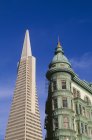 Transamerica Tower and Victorian architecture in San Francisco, USA — Stock Photo