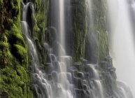 Vista detalhada da água corrente da cachoeira Proxy Falls em Oregon, EUA — Fotografia de Stock