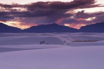 Білі піски національним пам'ятником під драматичні небо в Нью-Мексико, США — стокове фото