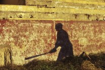 Schatten eines Baseballspielers auf schäbiger Mauer — Stockfoto