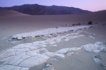 Mesquite dunes and sandstones al atardecer en Death Valley, California, EE.UU. - foto de stock