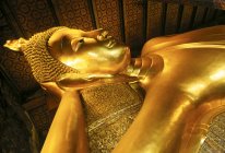 Vista ad angolo basso della statua di Buddha reclinabile a Wat Po, Bangkok, Thailandia — Foto stock