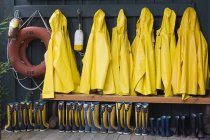 Impermeables y botas amarillas fuera de Middle Beach Lodge, Vancouver Island, Columbia Británica, Canadá . - foto de stock