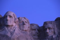Monte Rushmore escultura em pedra dos presidentes dos EUA ao amanhecer em Dakota do Sul, EUA — Fotografia de Stock