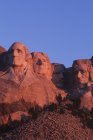Mount Rushmore stone carving of USA Presidents at dusk in South Dakota, USA — Stock Photo