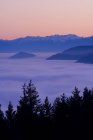 Mirador de Malahat sobre Finlayson Arm al atardecer con colinas brumosas, Vancouver Island, Columbia Británica, Canadá . - foto de stock