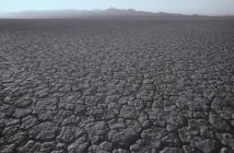 Tierra agrietada en lecho de lago seco en el desierto de Mohave, California, EE.UU. - foto de stock