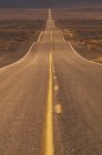 Carretera del desierto en Death Valley, California, EE.UU. - foto de stock