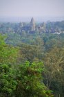 Tempio di Angkor Wat nel paesaggio nebbioso di Siem Reap, Cambogia — Foto stock