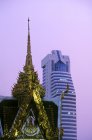 Contrast of old temple and high-rise building in Bangkok, Thailand. — Stock Photo