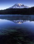 Morgendämmerung über dem Reflexionssee im Mount Rainier Nationalpark, USA — Stockfoto