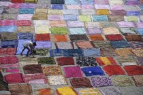 Lavatrice su tessuti asciutti su sabbia fluviale, Agra, Uttar Pradesh, India — Foto stock
