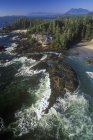 Vista aérea del Parque Nacional Long Beach of Pacific Rim, Columbia Británica, Canadá . - foto de stock