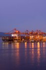Puerto de Vancouver y carguero al atardecer, Columbia Británica, Canadá . - foto de stock