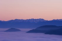 Vigia Malahat sobre Finlayson Arm ao pôr-do-sol com nevoeiro abaixo das colinas, Vancouver Island, British Columbia, Canadá . — Fotografia de Stock