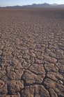 Terre fissurée sur le lit sec du lac dans le désert de Mohave, Californie, États-Unis — Photo de stock