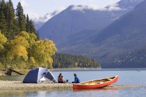 Мужчина и женщина отдыхают в палатке в Провинциальном парке Боурон-Лейк, Британская Колумбия, Канада
. — стоковое фото